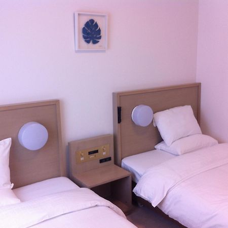 สไมล์โฮเต็ล โอกินาวานาฮะ Hotel ภายนอก รูปภาพ