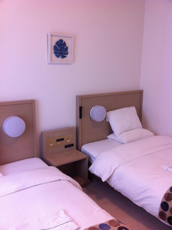 สไมล์โฮเต็ล โอกินาวานาฮะ Hotel ภายนอก รูปภาพ